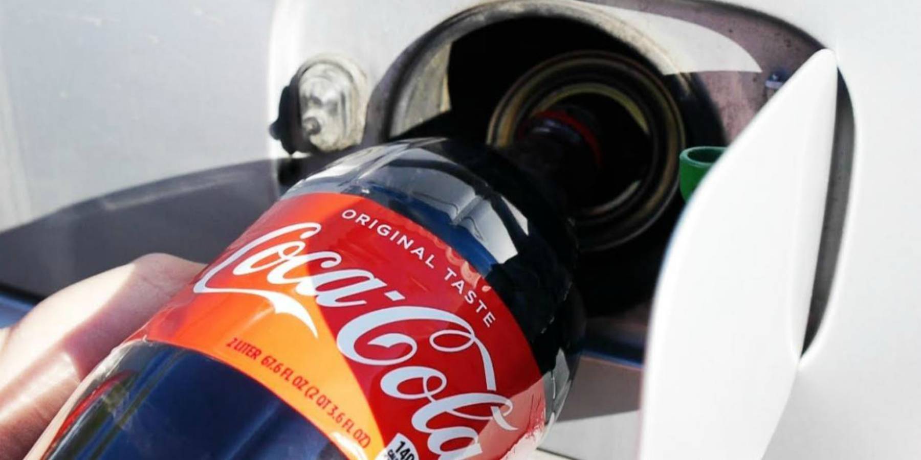 Mira lo que sucede si echas Coca Cola en vez de gasolina a tu auto