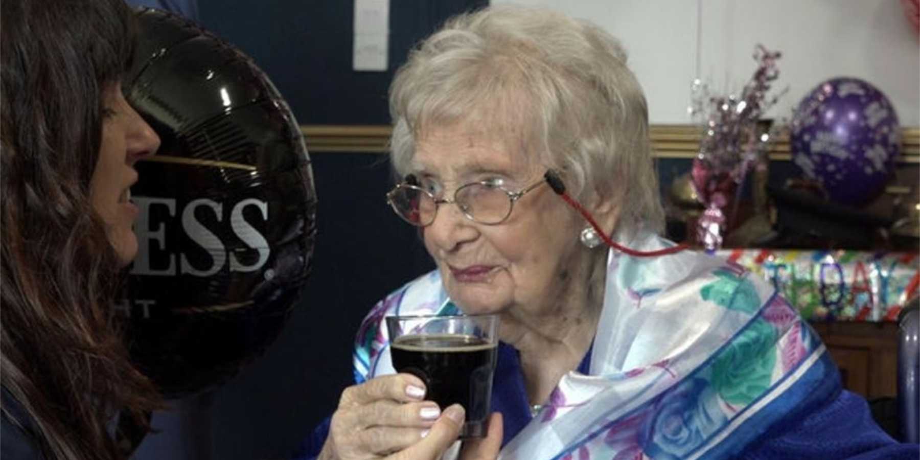 Mujer de 100 años asegura que el secreto para vivir tantos años es la cerveza