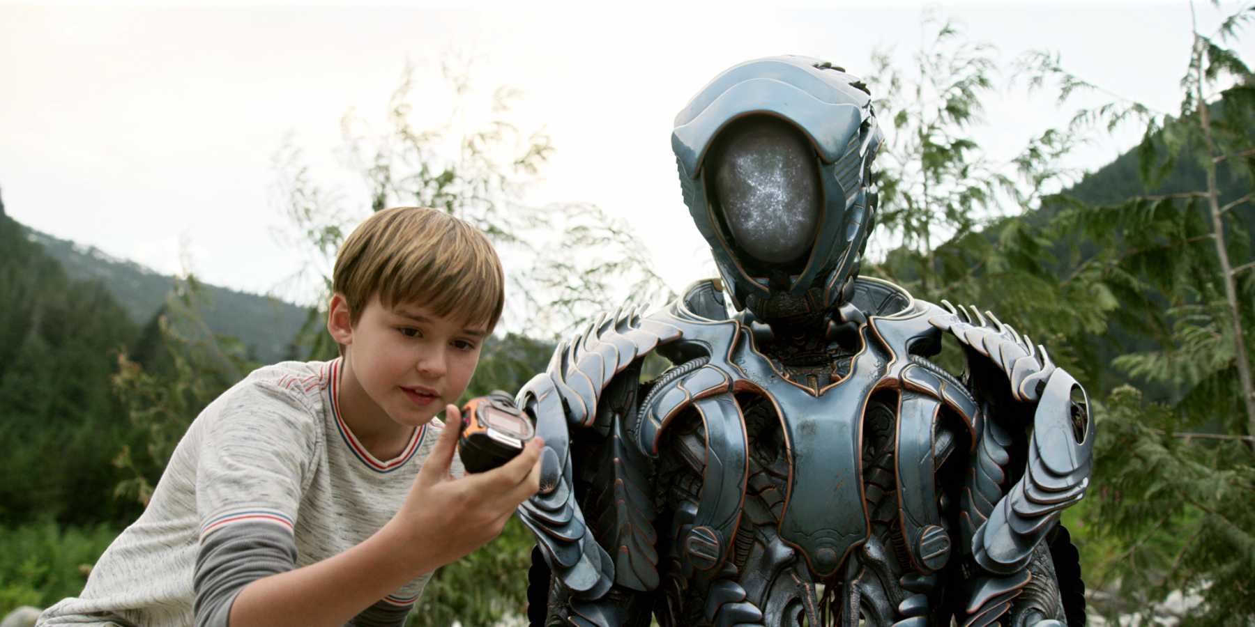Un niño y su... ¿robot? Perdidos en el espacio de Netflix reimagina la amistad clásica