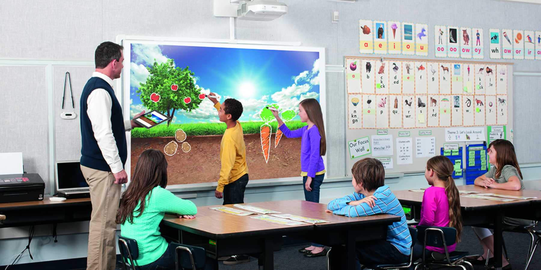 Epson contribuye a la educación con sus proyectores interactivos