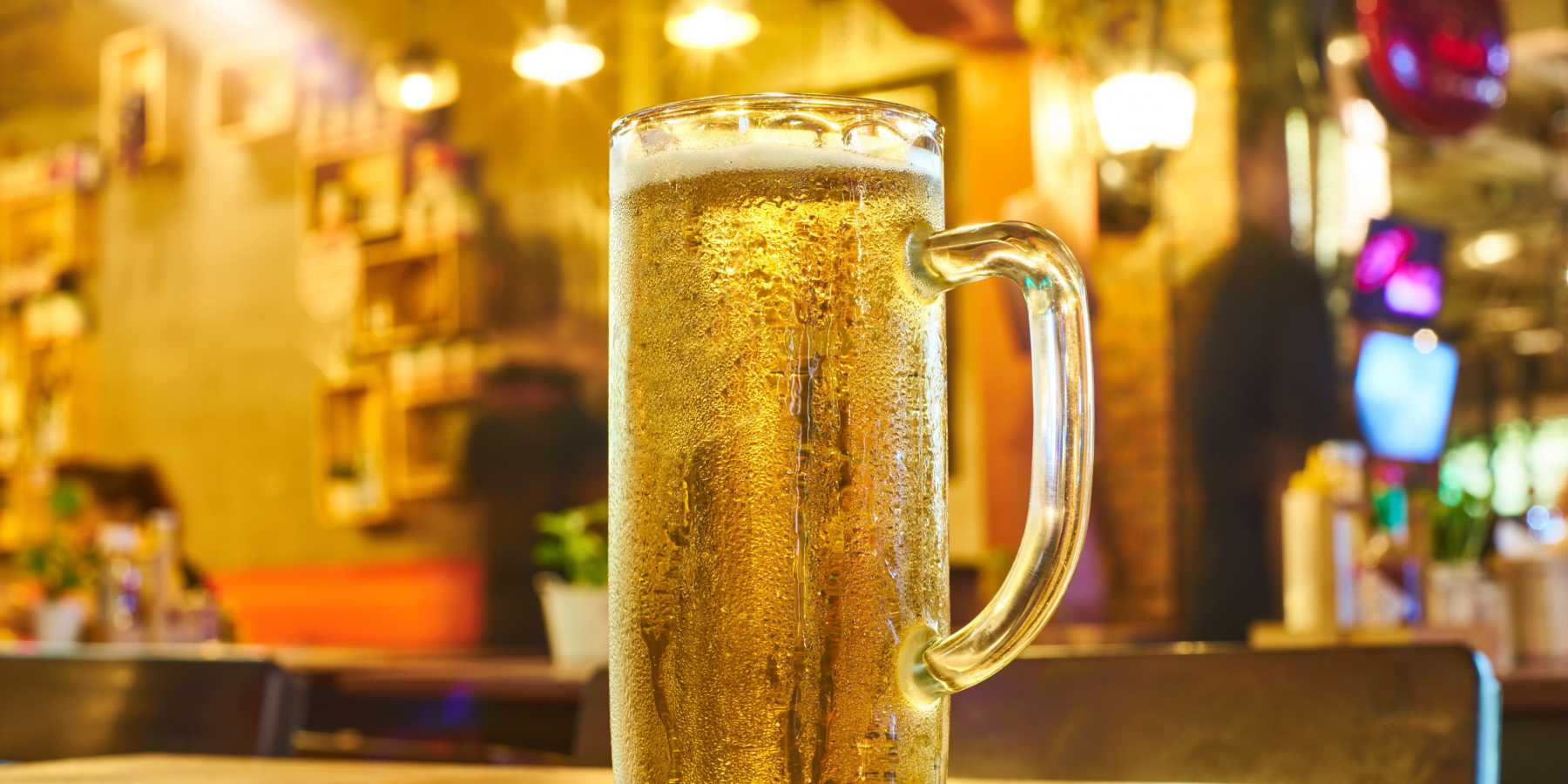 Beber cerveza después del trabajo te alarga la vida y rejuvenece