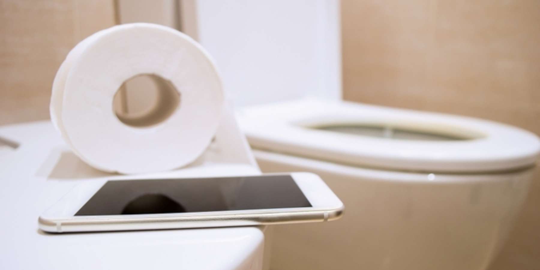 Usar el celular en el baño te puede provocar diarrea