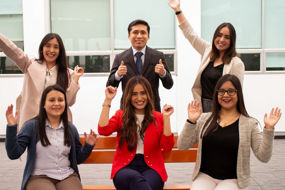 jóvenes peruanos ganan concurso académico