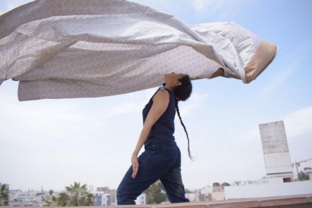 videodanza Teresa tiende la mesa