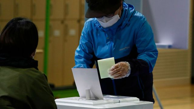 cuidarte de la COVID-19 mientras vas a votar