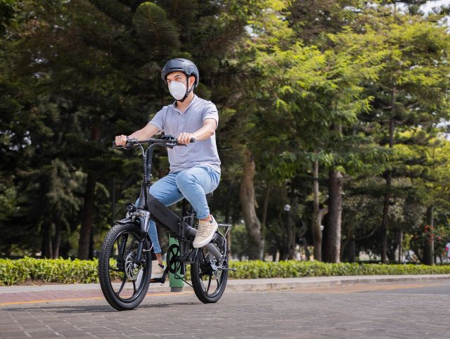 Cómo desplazarse en bicicleta y scooter 