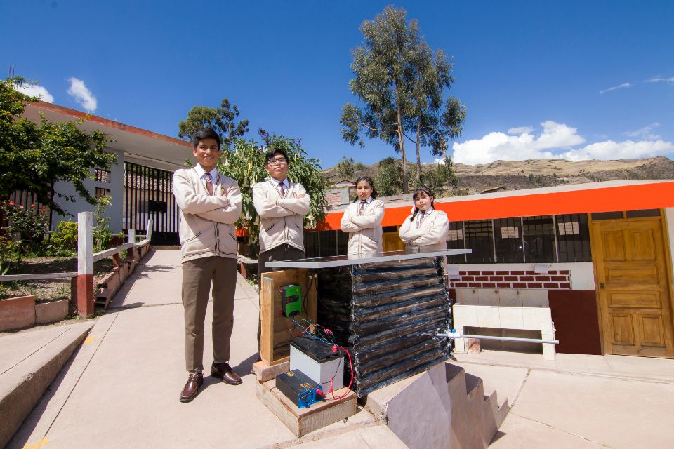 proyecto escolar que mantiene el agua caliente
