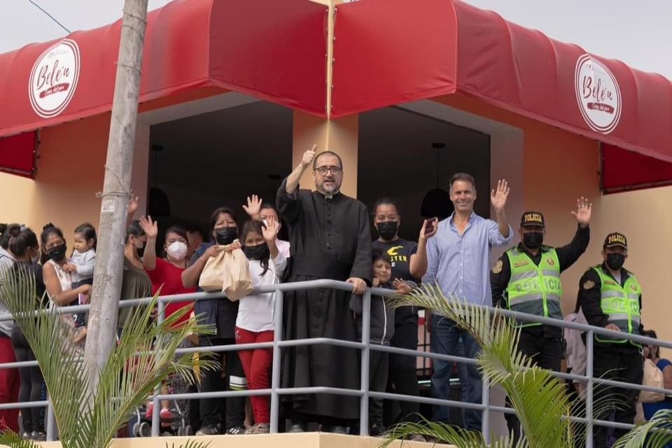 Padre Omar Sánchez inaugura escuela