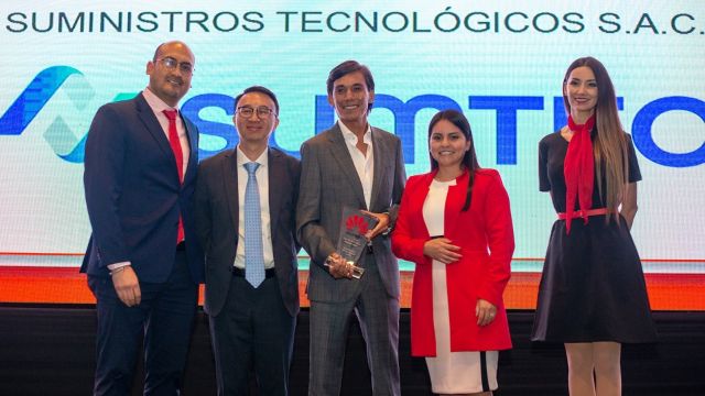 Sumtec Perú recibe premio de Huawei Enterprise Perú 