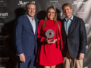 Alejandra Castañeda recibe premio a la Mejor Gerente