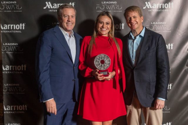 Alejandra Castañeda recibe premio a la Mejor Gerente