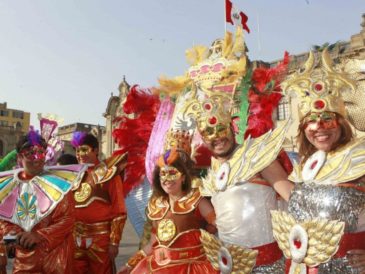 celebrar las fiestas de carnavales en Perú