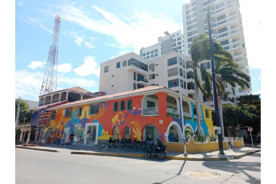 Nuevo mural en la fachada de Visit Santa Marta