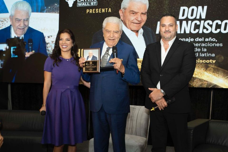 DON FRANCISCO recibe HOMENAJE