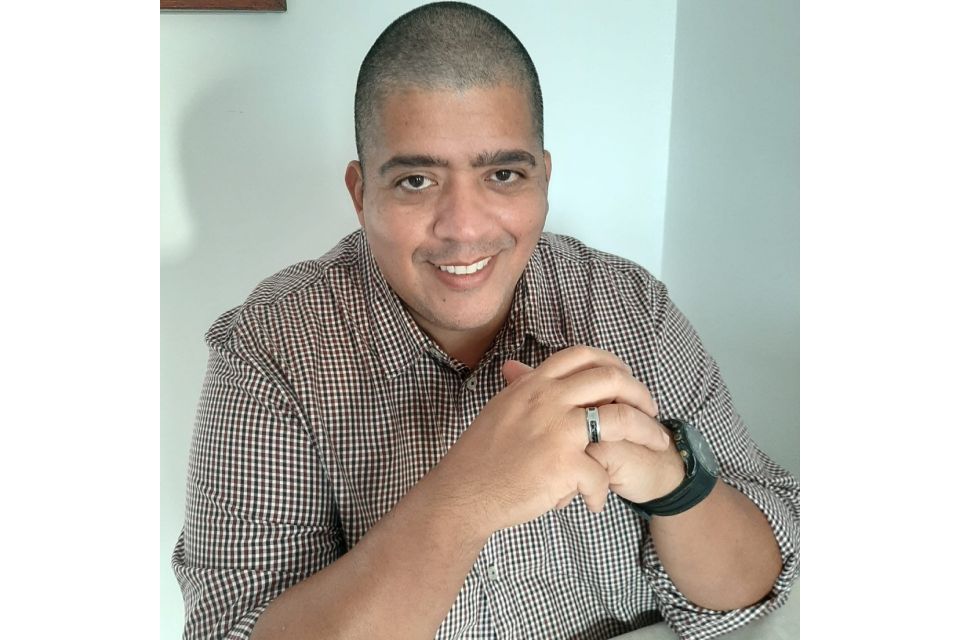 escritor motivacional César Nahim Blanco