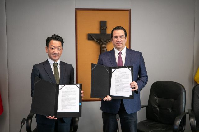 La PUCP y TOYOTA firman convenio