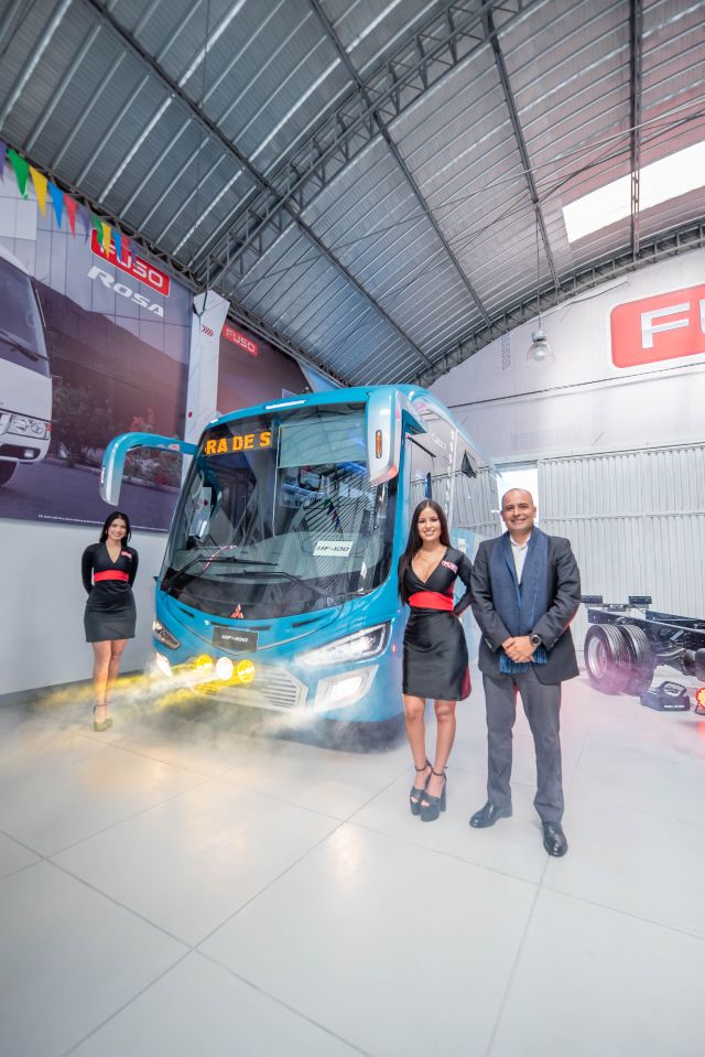 Lanzamiento del nuevo bus MF100 Euro V de FUSO