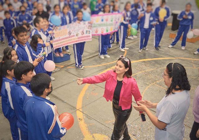 Amy Gutiérrez visita escuela en Carabayllo