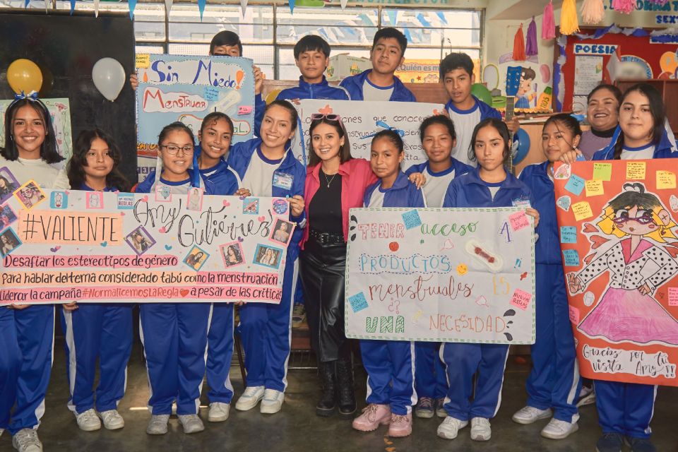 Amy Gutiérrez visita escuela en Carabayllo