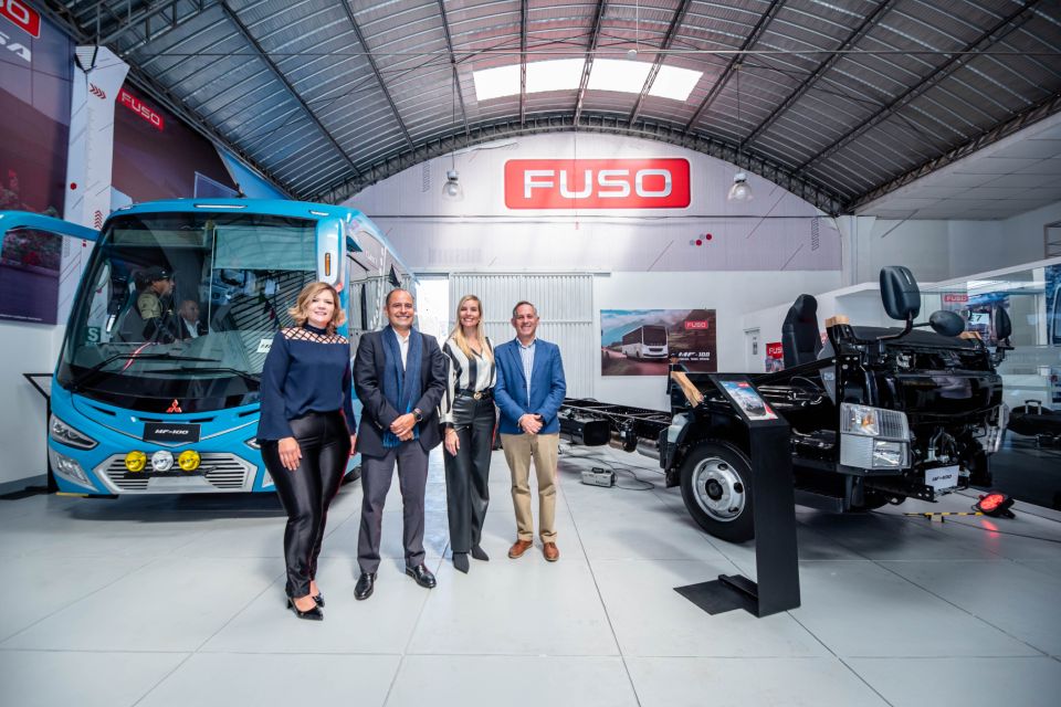 Lanzamiento del nuevo bus MF100 Euro V de FUSO