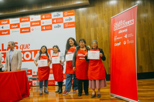 140 líderes de ollas comunes se gradúan 