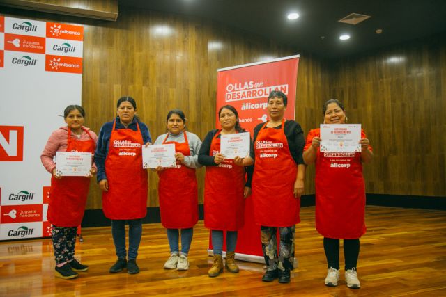 140 líderes de ollas comunes se gradúan 