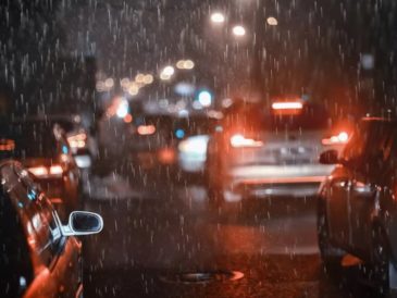 consejos para conducir de forma segura bajo la lluvia