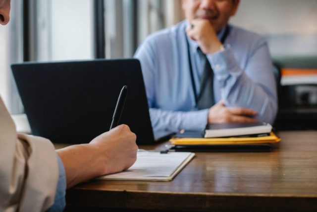 definir correctamente la situación laboral de sus trabajadores