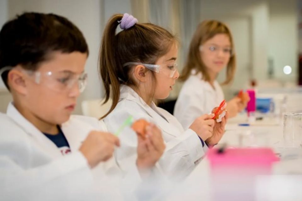Henkel impulsa la educación científica