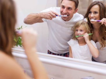 Cinco errores que cometes al lavarte los dientes