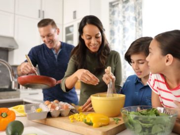 Comparte tiempo en familia preparando la cena de Fin de Año