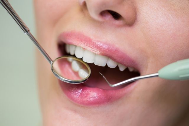Malos hábitos que pueden dañar tus dientes