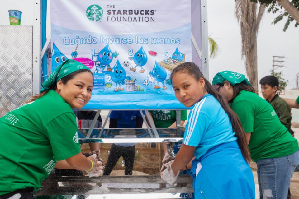 Starbucks Foundation y Planet Water Foundation
