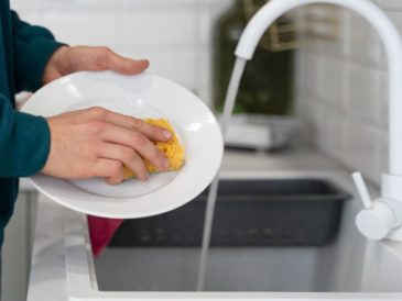 ¿Ahorra más lavar a mano los platos o usar un lavavajillas?