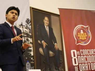 peruano que fue presidente del Parlamento Escolar