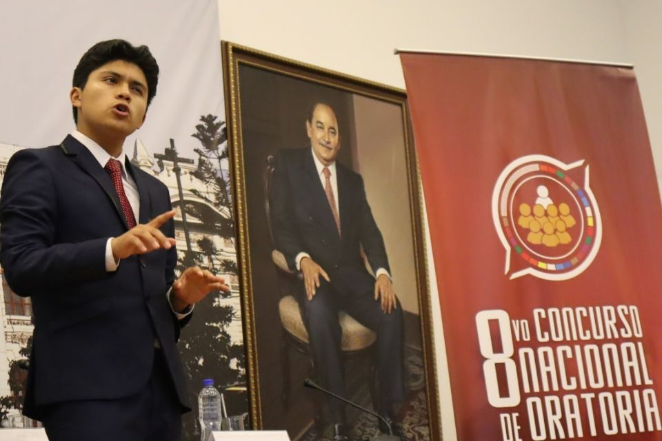 peruano que fue presidente del Parlamento Escolar