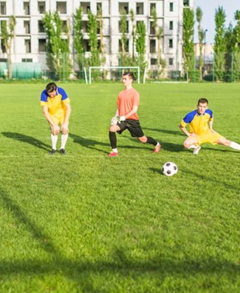 ¿Cómo evitar y atender las lesiones si juega fútbol?