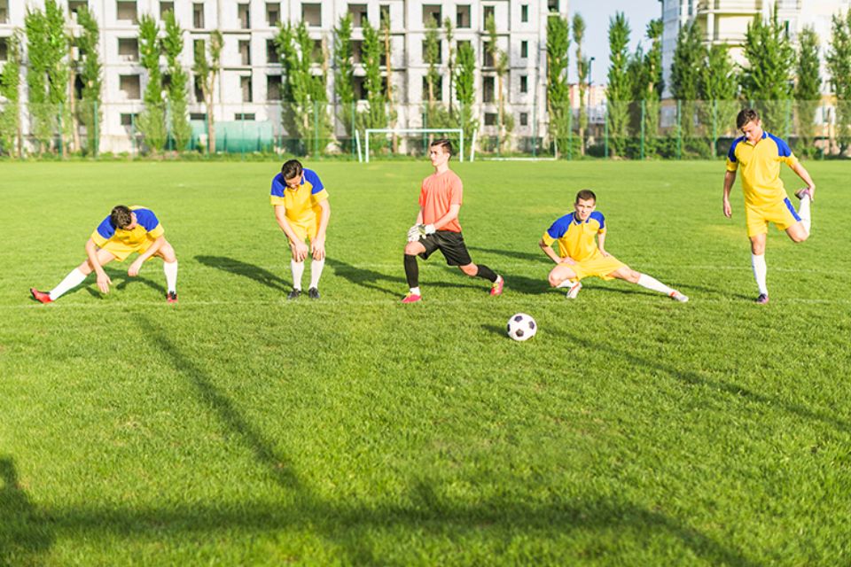¿Cómo evitar y atender las lesiones si juega fútbol?
