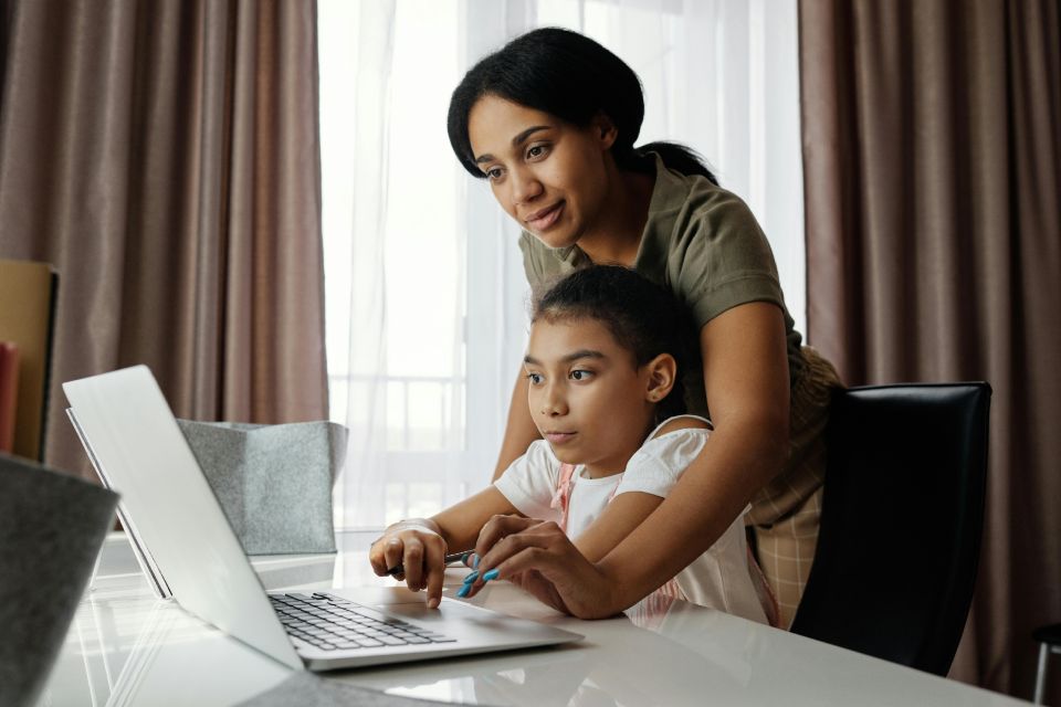 ¿Cómo proteger a tus hijos de contenidos peligrosos en internet?