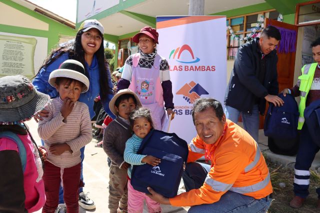 Más de 3,700 alumnos de 21 comunidades reciben kits escolares de Las Bambas
