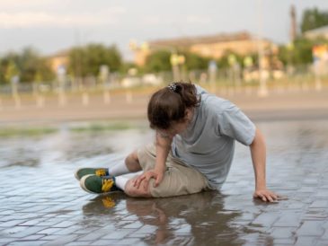 Cuidado con las lluvias: ¿Cómo levantarse después de una caída?