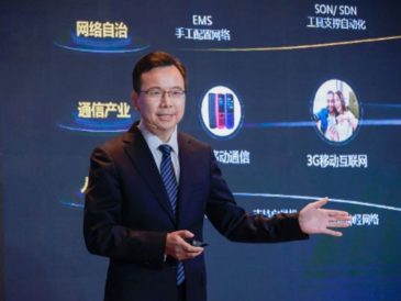 Yang Chaobin de Huawei: la IA para redes impulsa la productividad • Señaló también que la IA generativa está transformando la producción, el procesamiento, la transferencia y el intercambio de información para crear oportunidades de IA móvil e impulsar el tráfico, las conexiones y los servicios. Shanghai, China, julio de 2024. En el MWC Shanghai 2024, el miembro de la junta directiva de Huawei y presidente de productos y soluciones TIC, Yang Chaobin, analizó cómo la tecnología de IA, en particular la IA generativa, brinda nuevas oportunidades y requisitos a las redes de telecomunicaciones. También discutió la importancia de integrar y aplicar tecnologías digitales e inteligentes innovadoras para acelerar la evolución de las redes hacia una autonomía de mayor nivel y hacer que las redes sean más productivas. En su discurso titulado "IA para redes: impulsando la productividad", Yang dijo: "La industria de las telecomunicaciones ha iniciado el 5G-A, mientras que la IA generativa ha logrado importantes avances. La IA, como tecnología fundamental para la automatización de redes, está preparada para acelerar la transición de la industria hacia una autonomía de red de mayor nivel y desempeñar un papel clave en el éxito empresarial de 5G-A". Yang también señaló que la IA generativa está transformando la producción, el procesamiento, la transferencia y el intercambio de información para crear oportunidades de IA móvil e impulsar el tráfico, las conexiones y los servicios. Esto también significa mayores requisitos para la monetización de la experiencia de servicio diferenciada y la operación y mantenimiento automatizados de la red. Yang presentó cómo la solución mejorada de red de conducción autónoma (ADN) de Huawei ahora está impulsada por el modelo Telecom Foundation de la compañía para proporcionar cinco copilotos basados en roles y cinco agentes basados en escenarios. La solución mejorará el valor de las redes en tres aspectos: habilitación de servicios, mantenimiento de redes y garantía de experiencia. Según Yang, los copilotos pueden desempeñar cinco funciones: personal del centro de operaciones de red (NOC), personal de servicio al cliente, ingenieros de mantenimiento de campo, ingenieros de instalación y mantenimiento de banda ancha doméstica y usuarios de banda ancha doméstica. Los copilotos pueden remodelar la interacción y la colaboración entre humanos y máquinas al respaldar las preguntas y respuestas sobre conocimientos inteligentes y la operación y mantenimiento asistidos, mejorando significativamente la eficiencia y bajando el listón para los ingenieros técnicos. Además, los agentes pueden admitir cinco escenarios de alto valor en el mantenimiento, la optimización y la operación de la red. Con base en políticas preestablecidas, los agentes pueden dividir automáticamente tareas complejas, orquestar procesos e invocar herramientas e interfaces de programación de aplicaciones (API) para lograr autonomía basada en escenarios, mejorando en gran medida tanto la eficiencia operativa como la experiencia del cliente. Los copilotos y agentes destacan el valor empresarial que la IA puede crear en aplicaciones innovadoras. Durante su discurso de apertura, Yang compartió algunos escenarios típicos en los que los copilotos y agentes pueden crear un gran valor, incluida la gestión de fallas, la optimización de redes inalámbricas y las redes privadas de campus empresariales. MWC Shanghai 2024 se llevó a cabo del 26 al 28 de junio en Shanghai, China. Durante el evento, Huawei exhibió sus últimos productos y soluciones en los stands E10 y E50 del Hall N1 del Nuevo Centro Internacional de Exposiciones de Shanghai (SNIEC). 2024 marcará el primer año de 5.5G comercial y el despliegue de la red óptica gigabit F5.5G ya ha comenzado. Las sinergias entre redes, nube e inteligencia darán lugar a aplicaciones inteligentes generalizadas y experiencias de usuario cada vez más diversas. Junto con operadores globales, profesionales de la industria y líderes de opinión, Huawei profundizará en temas interesantes en el MWC Shanghai de este año, como cómo amplificar el éxito de 5G en la era 5.5G y cómo aprovechar el potencial del crecimiento de los ingresos de los operadores para acercarnos aún más. más rápido al mundo inteligente. Para obtener más información, visite: https://carrier.huawei.com/en/events/mwcs2024. # # # Acerca de Huawei Huawei es un proveedor de infraestructura de tecnologías de información y comunicaciones (TIC) y dispositivos inteligentes. Con soluciones integradas en cuatro áreas clave –redes de telecomunicaciones, tecnología de información, dispositivos inteligentes y servicios de nube- estamos comprometidos a llevar lo digital a cada persona, hogar y organización para un mundo totalmente conectado e inteligente. El portafolio punta-a-punta de productos, soluciones y servicios es competitivo y seguro. A través de la colaboración abierta con socios del ecosistema, creamos valor duradero para nuestros clientes, trabajando en empoderar a la gente, enriqueciendo su vida en el hogar, e inspirando la innovación en organizaciones de todas formas y tamaños. En Huawei, la innovación se centra en las necesidades del cliente. Invertimos fuertemente en investigación básica, concentrándonos en los avances tecnológicos que impulsan el avance del mundo. Tenemos más de 194,000 empleados y operamos en más de 170 países y regiones. Fundada en 1987, Huawei es una empresa privada totalmente propiedad de sus empleados. LinkedIn: https://www.linkedin.com/company/huaweilatam Twitter: https://twitter.com/HuaweiLatam Facebook: http://www.facebook.com/HuaweiLatam YouTube: https://bit.ly/2qZvoSC Contacto con Medios Carlos Lu Public Affairs and Communications Dept. Huawei Peru carlos.lu.outs@h-partners.com