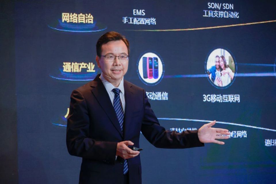 Yang Chaobin de Huawei: la IA para redes impulsa la productividad • Señaló también que la IA generativa está transformando la producción, el procesamiento, la transferencia y el intercambio de información para crear oportunidades de IA móvil e impulsar el tráfico, las conexiones y los servicios. Shanghai, China, julio de 2024. En el MWC Shanghai 2024, el miembro de la junta directiva de Huawei y presidente de productos y soluciones TIC, Yang Chaobin, analizó cómo la tecnología de IA, en particular la IA generativa, brinda nuevas oportunidades y requisitos a las redes de telecomunicaciones. También discutió la importancia de integrar y aplicar tecnologías digitales e inteligentes innovadoras para acelerar la evolución de las redes hacia una autonomía de mayor nivel y hacer que las redes sean más productivas. En su discurso titulado "IA para redes: impulsando la productividad", Yang dijo: "La industria de las telecomunicaciones ha iniciado el 5G-A, mientras que la IA generativa ha logrado importantes avances. La IA, como tecnología fundamental para la automatización de redes, está preparada para acelerar la transición de la industria hacia una autonomía de red de mayor nivel y desempeñar un papel clave en el éxito empresarial de 5G-A". Yang también señaló que la IA generativa está transformando la producción, el procesamiento, la transferencia y el intercambio de información para crear oportunidades de IA móvil e impulsar el tráfico, las conexiones y los servicios. Esto también significa mayores requisitos para la monetización de la experiencia de servicio diferenciada y la operación y mantenimiento automatizados de la red. Yang presentó cómo la solución mejorada de red de conducción autónoma (ADN) de Huawei ahora está impulsada por el modelo Telecom Foundation de la compañía para proporcionar cinco copilotos basados en roles y cinco agentes basados en escenarios. La solución mejorará el valor de las redes en tres aspectos: habilitación de servicios, mantenimiento de redes y garantía de experiencia. Según Yang, los copilotos pueden desempeñar cinco funciones: personal del centro de operaciones de red (NOC), personal de servicio al cliente, ingenieros de mantenimiento de campo, ingenieros de instalación y mantenimiento de banda ancha doméstica y usuarios de banda ancha doméstica. Los copilotos pueden remodelar la interacción y la colaboración entre humanos y máquinas al respaldar las preguntas y respuestas sobre conocimientos inteligentes y la operación y mantenimiento asistidos, mejorando significativamente la eficiencia y bajando el listón para los ingenieros técnicos. Además, los agentes pueden admitir cinco escenarios de alto valor en el mantenimiento, la optimización y la operación de la red. Con base en políticas preestablecidas, los agentes pueden dividir automáticamente tareas complejas, orquestar procesos e invocar herramientas e interfaces de programación de aplicaciones (API) para lograr autonomía basada en escenarios, mejorando en gran medida tanto la eficiencia operativa como la experiencia del cliente. Los copilotos y agentes destacan el valor empresarial que la IA puede crear en aplicaciones innovadoras. Durante su discurso de apertura, Yang compartió algunos escenarios típicos en los que los copilotos y agentes pueden crear un gran valor, incluida la gestión de fallas, la optimización de redes inalámbricas y las redes privadas de campus empresariales. MWC Shanghai 2024 se llevó a cabo del 26 al 28 de junio en Shanghai, China. Durante el evento, Huawei exhibió sus últimos productos y soluciones en los stands E10 y E50 del Hall N1 del Nuevo Centro Internacional de Exposiciones de Shanghai (SNIEC). 2024 marcará el primer año de 5.5G comercial y el despliegue de la red óptica gigabit F5.5G ya ha comenzado. Las sinergias entre redes, nube e inteligencia darán lugar a aplicaciones inteligentes generalizadas y experiencias de usuario cada vez más diversas. Junto con operadores globales, profesionales de la industria y líderes de opinión, Huawei profundizará en temas interesantes en el MWC Shanghai de este año, como cómo amplificar el éxito de 5G en la era 5.5G y cómo aprovechar el potencial del crecimiento de los ingresos de los operadores para acercarnos aún más. más rápido al mundo inteligente. Para obtener más información, visite: https://carrier.huawei.com/en/events/mwcs2024. # # # Acerca de Huawei Huawei es un proveedor de infraestructura de tecnologías de información y comunicaciones (TIC) y dispositivos inteligentes. Con soluciones integradas en cuatro áreas clave –redes de telecomunicaciones, tecnología de información, dispositivos inteligentes y servicios de nube- estamos comprometidos a llevar lo digital a cada persona, hogar y organización para un mundo totalmente conectado e inteligente. El portafolio punta-a-punta de productos, soluciones y servicios es competitivo y seguro. A través de la colaboración abierta con socios del ecosistema, creamos valor duradero para nuestros clientes, trabajando en empoderar a la gente, enriqueciendo su vida en el hogar, e inspirando la innovación en organizaciones de todas formas y tamaños. En Huawei, la innovación se centra en las necesidades del cliente. Invertimos fuertemente en investigación básica, concentrándonos en los avances tecnológicos que impulsan el avance del mundo. Tenemos más de 194,000 empleados y operamos en más de 170 países y regiones. Fundada en 1987, Huawei es una empresa privada totalmente propiedad de sus empleados. LinkedIn: https://www.linkedin.com/company/huaweilatam Twitter: https://twitter.com/HuaweiLatam Facebook: http://www.facebook.com/HuaweiLatam YouTube: https://bit.ly/2qZvoSC Contacto con Medios Carlos Lu Public Affairs and Communications Dept. Huawei Peru carlos.lu.outs@h-partners.com