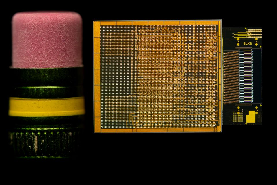 Intel demuestra el primer chiplet de I/O óptico totalmente integrado