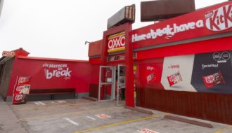 KitKat viste a local de Oxxo en Pueblo Libre y genera expectativa en los usuarios limeños