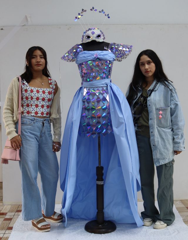 Estudiantes de Diseño de Modas presentan trajes a base de plástico reciclado