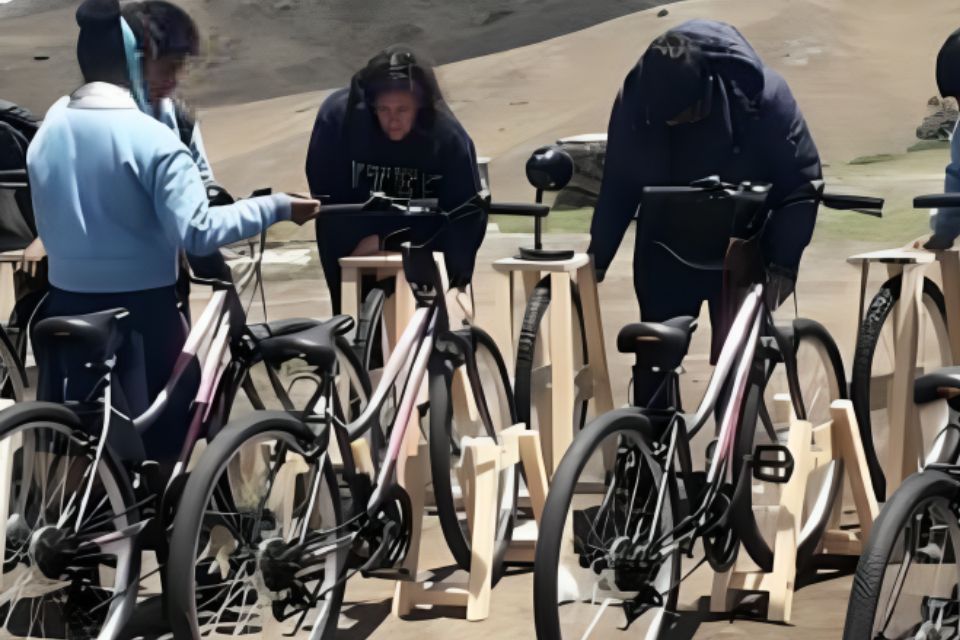 Estudiantes de UTEC crean bicicleta que genera electricidad con la rotación de las llantas