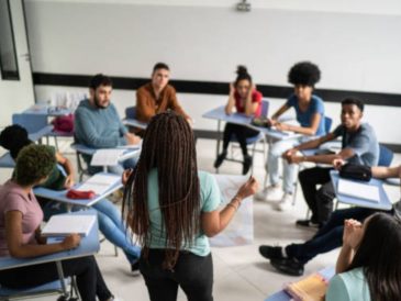 Jóvenes peruanos deberían recibir cursos de educación financiera desde edad escolar