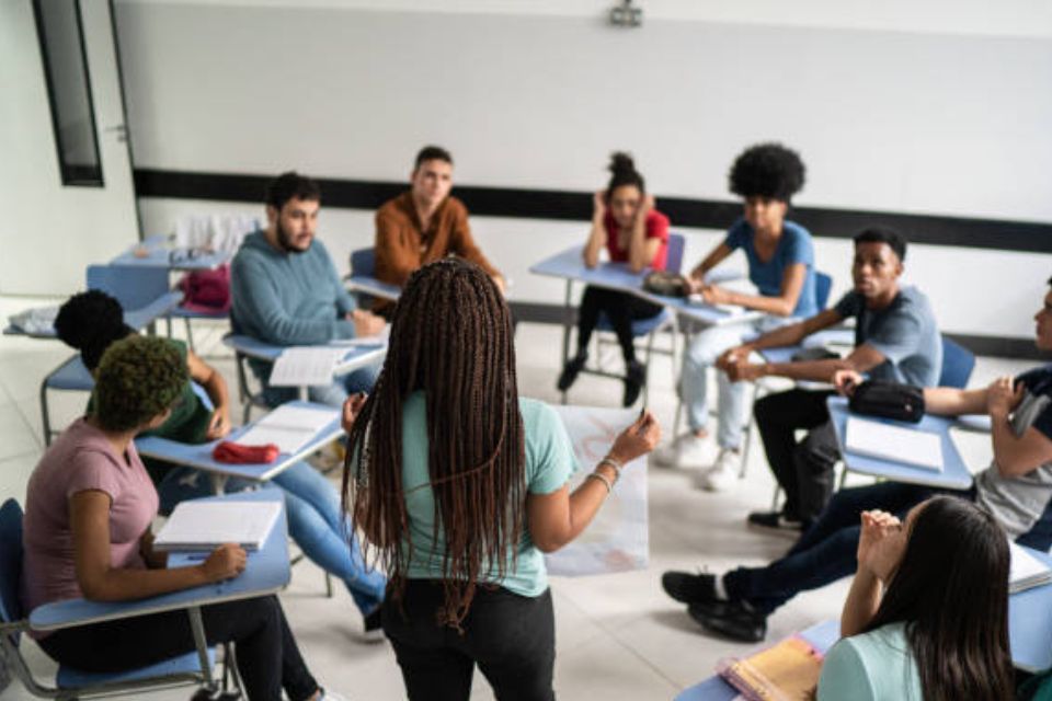 Jóvenes peruanos deberían recibir cursos de educación financiera desde edad escolar