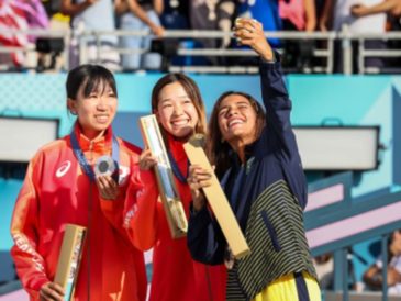 Los medallistas comparten sonrisas